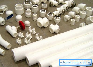Musluklar, valfler ve bağlantı elemanları ile ısıtma için PVC boru Musluklar, valfler ve bağlantı elemanları ile ısıtma için PVC boru