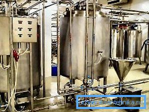 Bir süt fabrikasında boru hatları Bir süt fabrikasında boru hatları