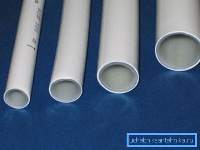 Farklı çaplarda PVC borular Farklı çaplarda PVC borular