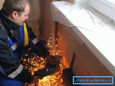 Borular, işaretleme hattı boyunca öğütücü tarafından kesilir. Borular, işaretleme hattı boyunca öğütücü tarafından kesilir.