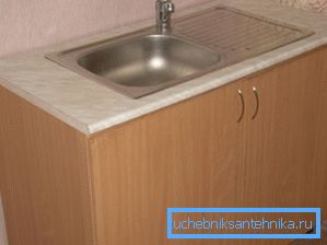 Bir masa üstü içine kesilmiş lavabo ile kaldırım taşı Bir masa üstü içine kesilmiş lavabo ile kaldırım taşı