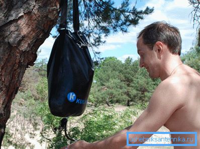 Turist lavabo sadece bir ağaca asılmalıdır. Turist lavabo sadece bir ağaca asılmalıdır.