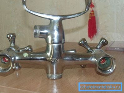 Modern mikserlerde, bunlar gövdenin bir parçasıdır. Eski ev aletlerinde kuruyemişlerin yanlarından fındıklar takıldı.