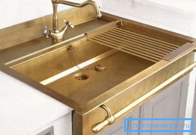 Homojen ve lavabonun başarılı bir kombinasyonu, üniforma retro tarzında gerçekleştirilir. Homojen ve lavabonun başarılı bir kombinasyonu, üniforma retro tarzında gerçekleştirilir.