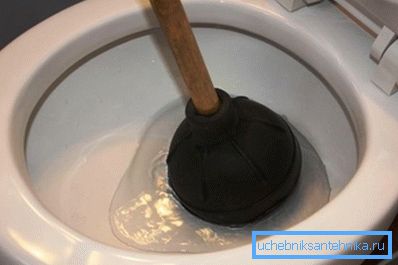 Suyu bir piston ile sökün. Suyu bir piston ile sökün.