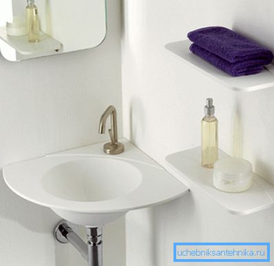 Minimalist tarzda köşe lavabo, yerden tasarruf etmek için mükemmel bir çözümdür.