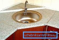 Lavabo 80x80 cm altındaki köşe standı iyi bir kapasiteye sahiptir Lavabo 80x80 cm altındaki köşe standı iyi bir kapasiteye sahiptir