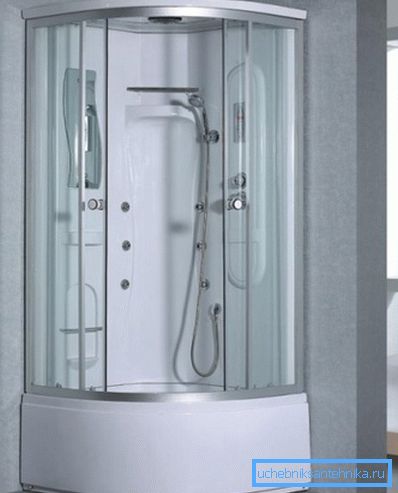 Yüksek bir tepsiye sahip 70x70 köşe duş kabinleri, sifona erişimi kolaylaştırıyor Yüksek bir tepsiye sahip 70x70 köşe duş kabinleri, sifona erişimi kolaylaştırıyor