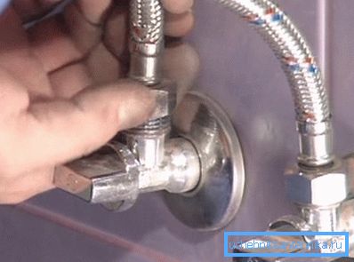 Köşe musluklar, özellikle boruların duvardan dışarı çıkması durumunda, ürünün belirli bir kurulumu için oldukça uygun olabilir. Köşe musluklar, özellikle boruların duvardan dışarı çıkması durumunda, ürünün belirli bir kurulumu için oldukça uygun olabilir.