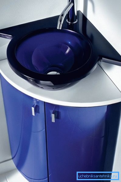 Banyo için köşe lavabolar iç mekana estetik katabilir Banyo için köşe lavabolar iç mekana estetik katabilir