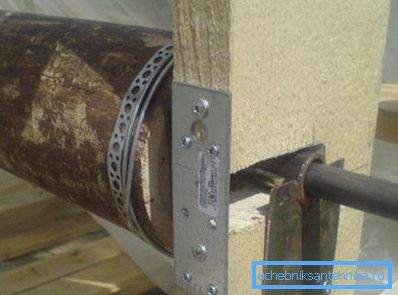 Rafı metal bir şeritle güçlendirin. Rafı metal bir şeritle güçlendirin.