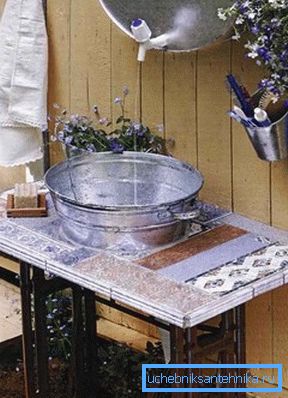 Havzanın bir havza ile bir varil lavabo. Havzanın bir havza ile bir varil lavabo.