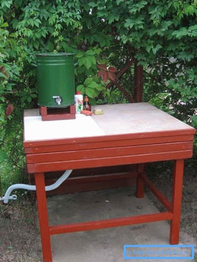 Dışında emaye kova üzerinde lavabo Dışında emaye kova üzerinde lavabo