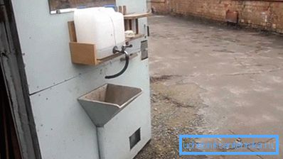 Kapıya bitişik lavabo Kapıya bitişik lavabo