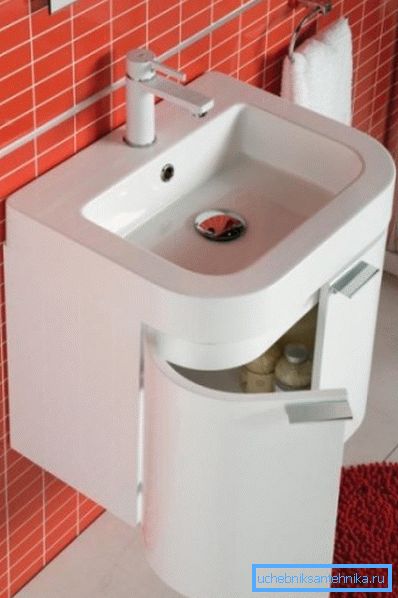Duvar dolabı ile lavabo Duvar dolabı ile lavabo