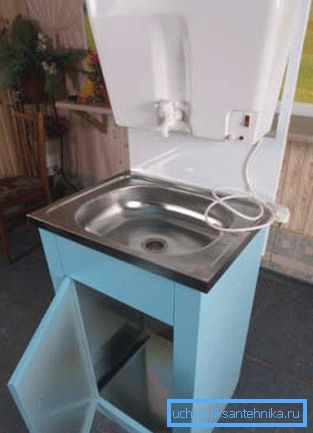 Isıtmayla vermek için havza ile bir kaldırım taşı Isıtmayla vermek için havza ile bir kaldırım taşı