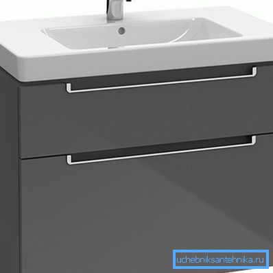 Kaide ve geniş tablalı lavabo. Kaide ve geniş tablalı lavabo.