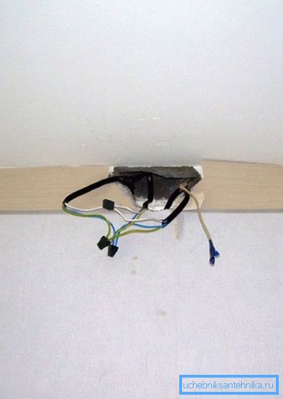 Elektrikli ısıtıcılar kurarken, kabloların yükü destekleyebileceğinden emin olun. Elektrikli ısıtıcılar kurarken, kabloların yükü destekleyebileceğinden emin olun.