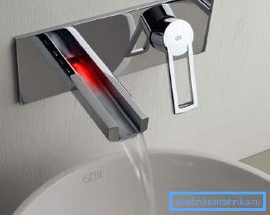 Lavabo mikser için bir delik yoksa duvara monte bir musluk takın Lavabo mikser için bir delik yoksa duvara monte bir musluk takın