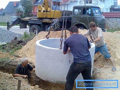 1243 yılında Beton halkaların bir vinç ile montajı