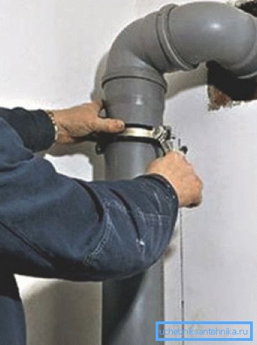 Kanalizasyon borularının montajı Kanalizasyon borularının montajı