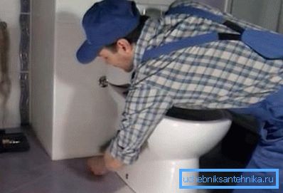 Bir seramik klozet yükleme Bir seramik klozet yükleme