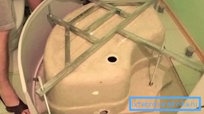 Çapraz, ayak ve perdelerin akrilik bir tepsi üzerine takılması Çapraz, ayak ve perdelerin akrilik bir tepsi üzerine takılması