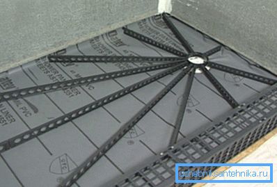 Beton dökmeden önce fenerlerin montajı. Beton dökmeden önce fenerlerin montajı.