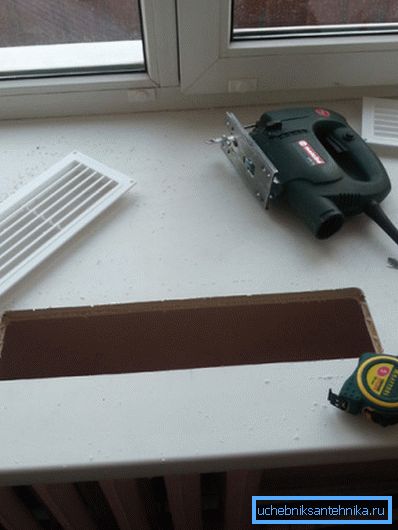 Izgarayı pencere eşiğine takmak basit bir görevdir. Izgarayı pencere eşiğine takmak basit bir görevdir.