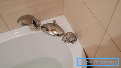 Banyoda su için bir açısal karıştırıcı takılması Banyoda su için bir açısal karıştırıcı takılması