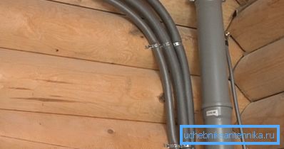 Ahşap bir evde kurulu PVC havalandırma borusu Ahşap bir evde kurulu PVC havalandırma borusu