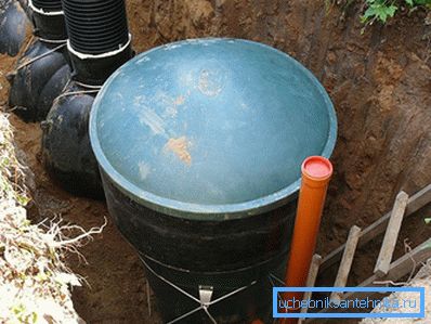 Bir çukur septik tankına takılı Bir çukur septik tankına takılı