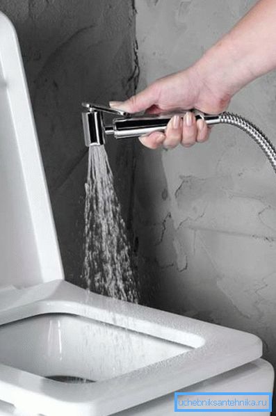 Kapama valfine bastığınızda cihaz su tedarik etmeye başlar. Kapama valfine bastığınızda cihaz su tedarik etmeye başlar.