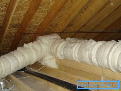 Mineral yün tavanındaki ısıtma borularının ısıtılması Mineral yün tavanındaki ısıtma borularının ısıtılması