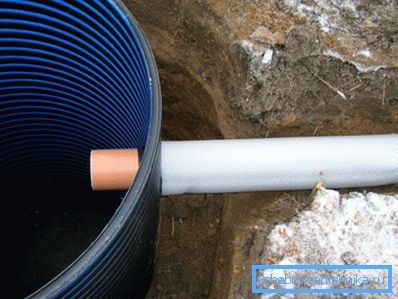 Septik tankın girişinde yalıtımlı drenaj. Septik tankın girişinde yalıtımlı drenaj.