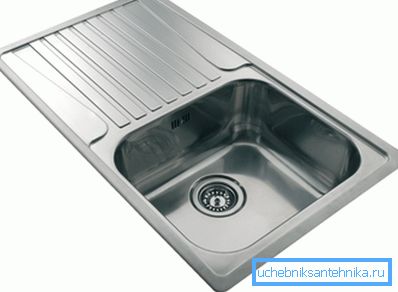 Kanatlı mutfak için dar lavabo çok büyük bir yer kaplıyor Kanatlı mutfak için dar lavabo çok büyük bir yer kaplıyor