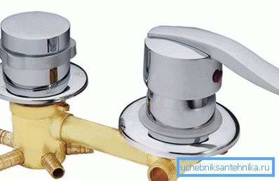 Duş kabinlerinde radikal olarak farklı tasarım düğümleri kullanılır. Duş kabinlerinde radikal olarak farklı tasarım düğümleri kullanılır.