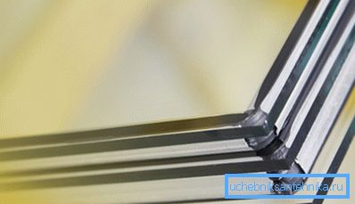 Soğuk bölgelerde, özellikle, termal radyasyona bağlı kayıpları azaltan enerji tasarruflu camlara sahip çok bölmeli çift camlı pencereler kullanılmaktadır. Soğuk bölgelerde, özellikle, termal radyasyona bağlı kayıpları azaltan enerji tasarruflu camlara sahip çok bölmeli çift camlı pencereler kullanılmaktadır.