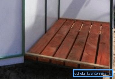 Bir palet olarak, su akışı için bazı boşlukları olan devrilmiş tahtalar oldukça uygundur. Bir palet olarak, su akışı için bazı boşlukları olan devrilmiş tahtalar oldukça uygundur.