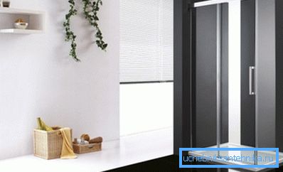 Odada 120x90 mm alçak tavaya sahip duş köşesi vardır. Odada 120x90 mm alçak tavaya sahip duş köşesi vardır.