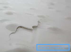 Çatının kenarlarını temizlemek ve yüzeyi düzeltmek önemlidir. Çatının kenarlarını temizlemek ve yüzeyi düzeltmek önemlidir.