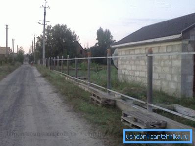 Asbestli çimentodan dikey destek kolonları. Asbestli çimentodan dikey destek kolonları.