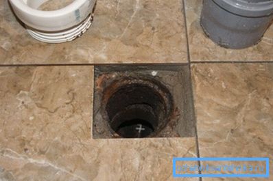 Dikey drenaj doğrudan banyo tabanına yerleştirilmiştir. Dikey drenaj doğrudan banyo tabanına yerleştirilmiştir.