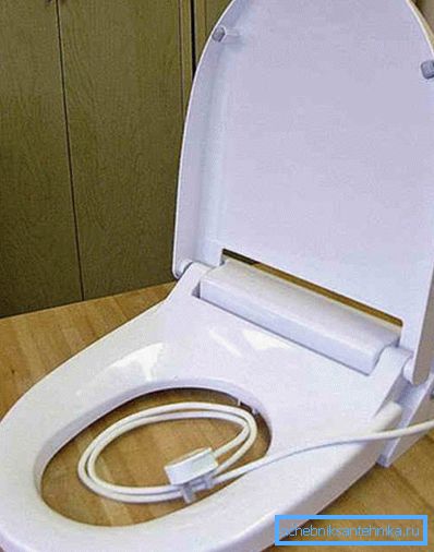 Kapağı bağlamak için kablo görünür Kapağı bağlamak için kablo görünür