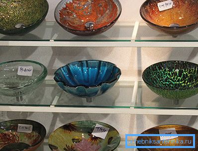 Saydam ve yarı saydam lavaboların çeşitli modelleri ile vitrin Saydam ve yarı saydam lavaboların çeşitli modelleri ile vitrin