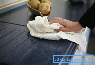 Islak yüzey kuru bir havlu ile silinmelidir. Islak yüzey kuru bir havlu ile silinmelidir.