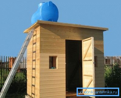 Büyük bir tank, suyu değiştirmeden lavaboyu kullanmak için uzun bir süre sağlayacaktır. Büyük bir tank, suyu değiştirmeden lavaboyu kullanmak için uzun bir süre sağlayacaktır.