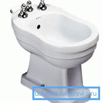 Farklı sıcaklıklarda kurulu su muslukları ile geleneksel bir yıkama cihazının görünümü Farklı sıcaklıklarda kurulu su muslukları ile geleneksel bir yıkama cihazının görünümü
