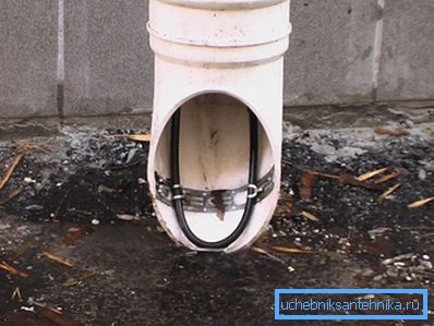Uzmanlar, bu elementi gizlemek için biraz daha yüksek bir kaldırma yapmayı tercih etseler de, buzlanmanın ısıtılması ve önlenmesi için kurulan kablo ile borunun görünüşü Uzmanlar, bu elementi gizlemek için biraz daha yüksek bir kaldırma yapmayı tercih etseler de, buzlanmanın ısıtılması ve önlenmesi için kurulan kablo ile borunun görünüşü