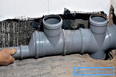 PVC kanalizasyon borularının oda içi kurulumu PVC kanalizasyon borularının oda içi kurulumu